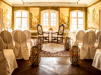 Wedding - Pottenbrunn - Tapetenzimmer mit eleganten Stuhlhussen - Schloss Luberegg
