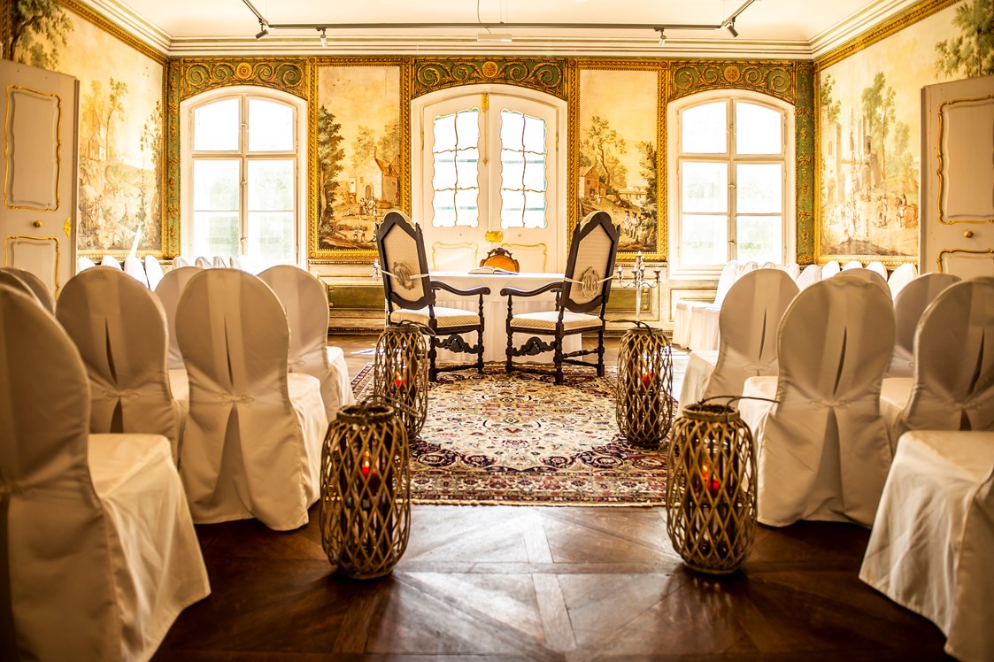 Hochzeit: Tapetenzimmer mit eleganten Stuhlhussen - Schloss Luberegg