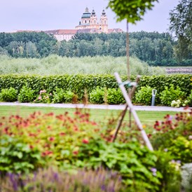 Hochzeit: wunderschöner Blick vom Garten auf das Stift Melk - Schloss Luberegg