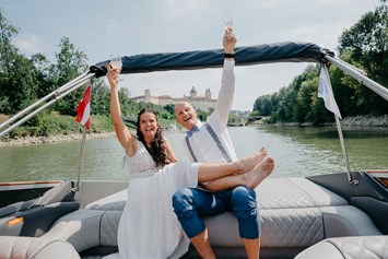 Hochzeit: Wir organisieren gerne als besonderes Highlight eine Bootsfahrt mit unserem hauseigenen Boot - Schloss Luberegg