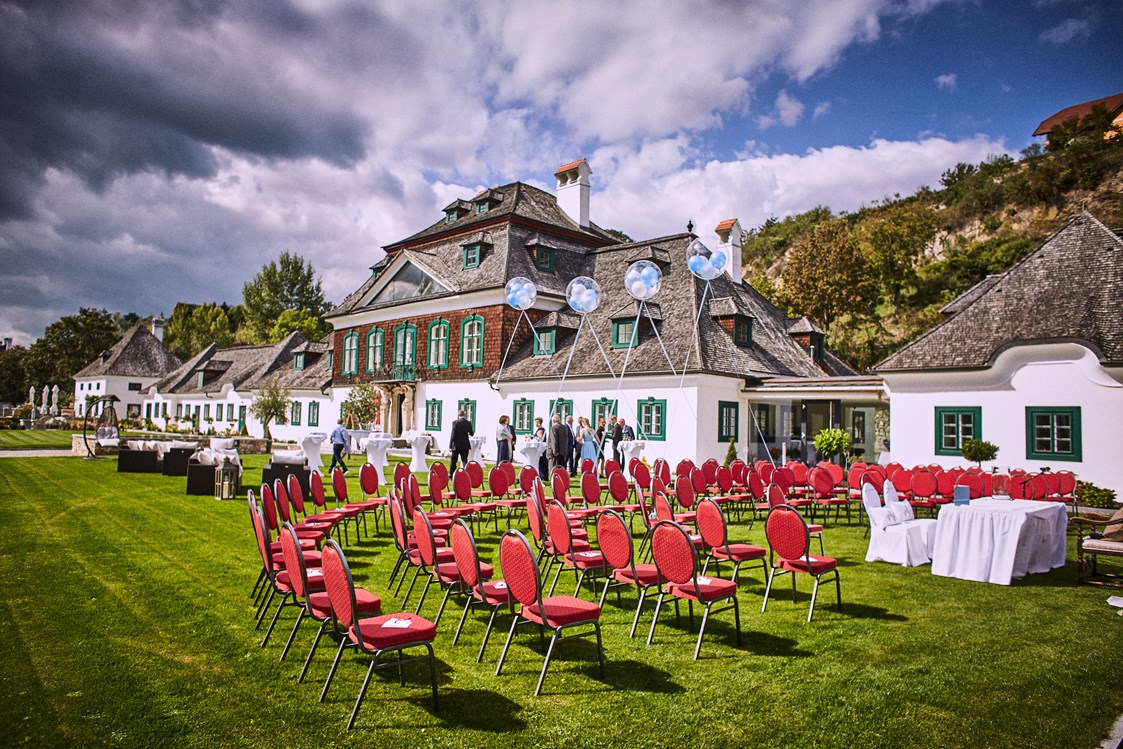 Hochzeit: Freie Trauung im Schloss-Garten - Schloß Luberegg