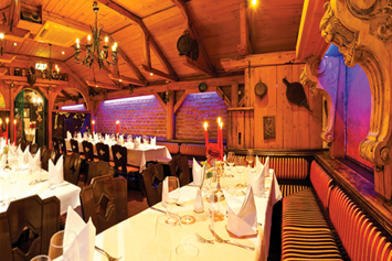 Hochzeit: Unser Löwensaal maximal  40 Sitzplätze
mit Beamer, Leinwand, Dolby Digital System und Wlan & Klimaanlage - Restaurant Kardos K.u.K. Spezialitäten