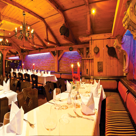 Hochzeit: Unser Löwensaal maximal  40 Sitzplätze
mit Beamer, Leinwand, Dolby Digital System und Wlan & Klimaanlage - Restaurant Kardos K.u.K. Spezialitäten