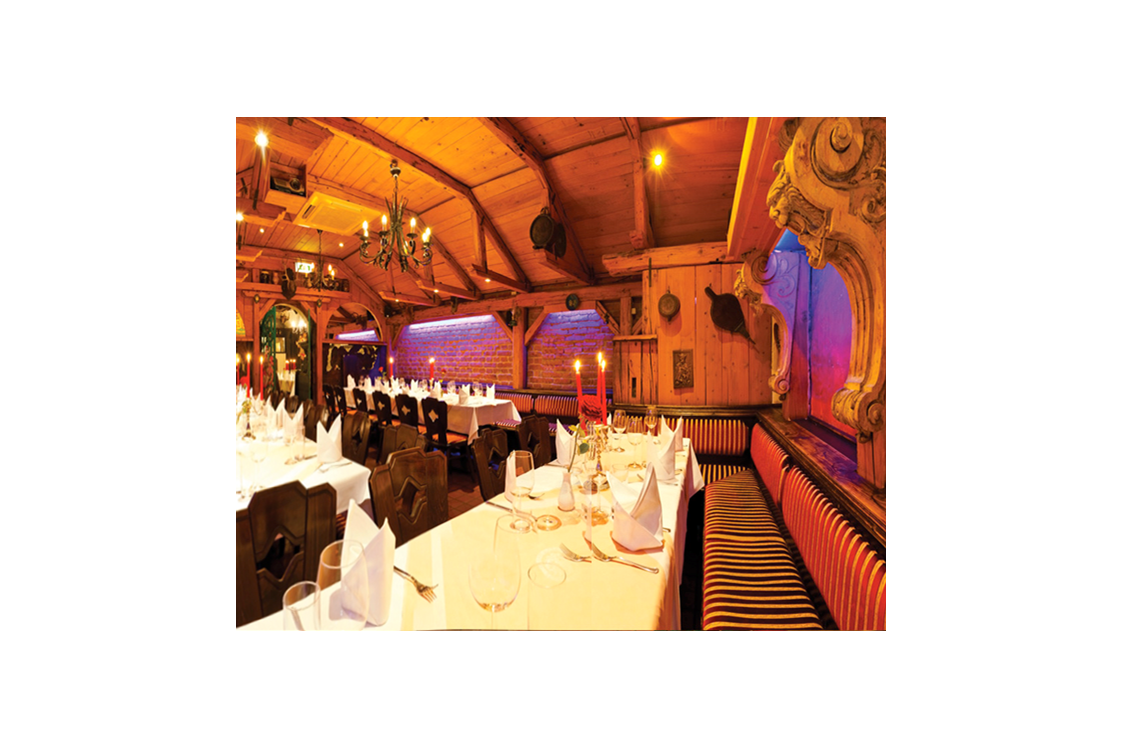 Hochzeit: Unser Löwensaal maximal  40 Sitzplätze
mit Beamer, Leinwand, Dolby Digital System und Wlan & Klimaanlage - Restaurant Kardos K.u.K. Spezialitäten