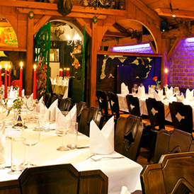 Hochzeit: Löwensaal maximal 40 Sitzplätze
mit Beamer, Leinwand, Dolby Digital System und Wlan & Klimaanlage - Restaurant Kardos K.u.K. Spezialitäten