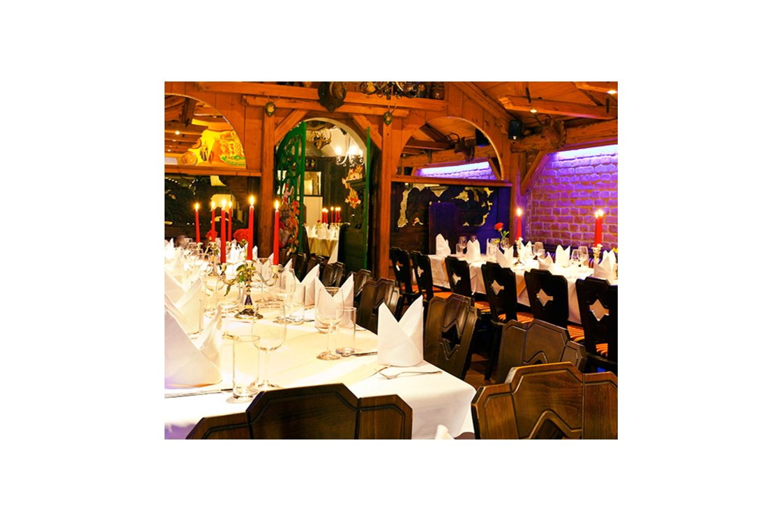 Hochzeit: Löwensaal maximal 40 Sitzplätze
mit Beamer, Leinwand, Dolby Digital System und Wlan & Klimaanlage - Restaurant Kardos K.u.K. Spezialitäten