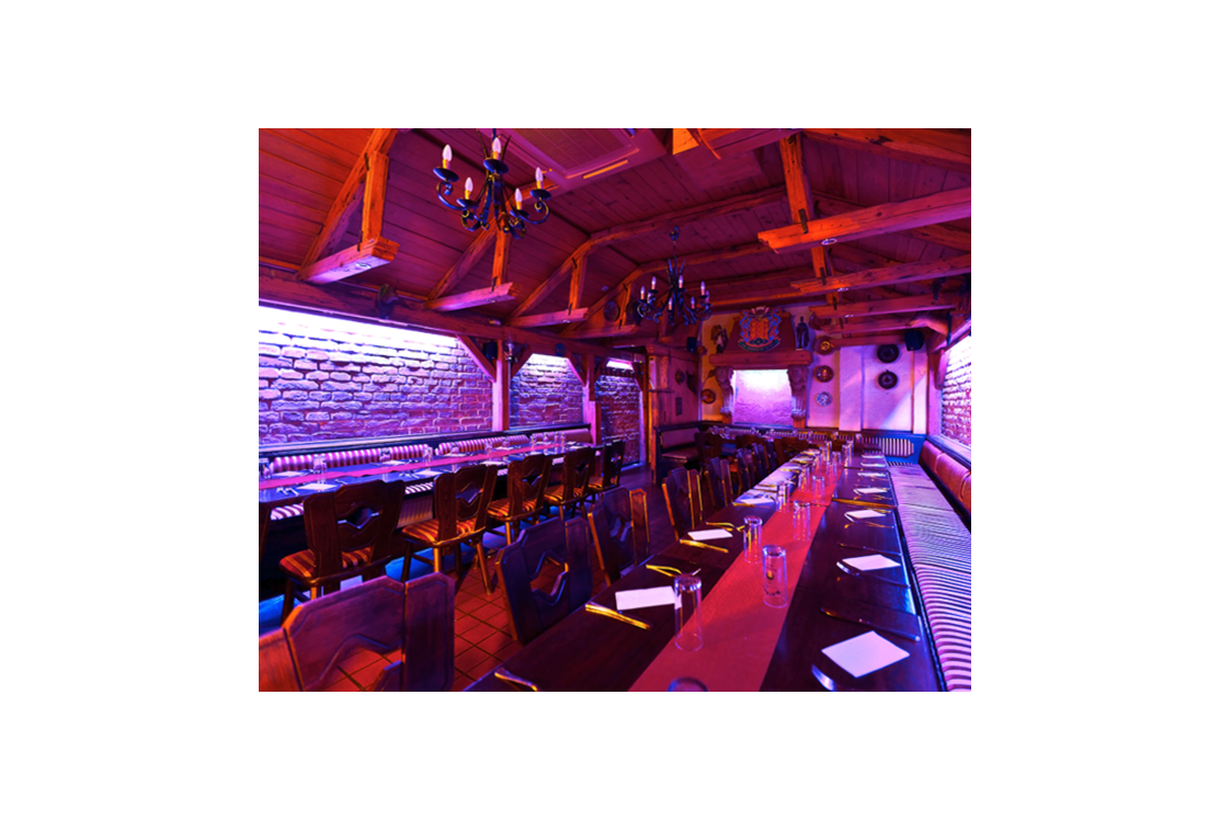 Hochzeit: Löwensaal maximal 40 Sitzplätze
mit Beamer, Leinwand, Dolby Digital System und Wlan & Klimaanlage - Restaurant Kardos K.u.K. Spezialitäten