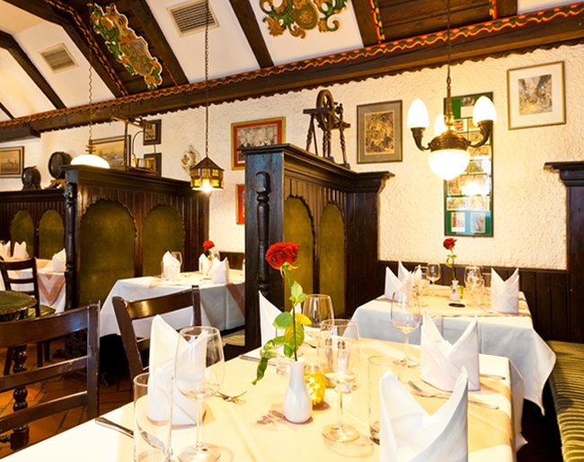 Hochzeit: Kaiser Stüberl maximal 65 Sitzplätze
Wlan & Klimaanlage - Restaurant Kardos K.u.K. Spezialitäten