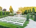 Hochzeit: Garten der Liebe - Sitzmöglichkeit für die Gäste | Copyright Foto: fotografundfee - Kittenberger Erlebnisgärten