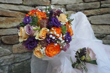 Hochzeit: Brautstrauß und Anstecker von unserer Floristin - Kittenberger Erlebnisgärten