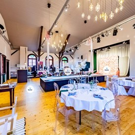 Hochzeit: Runde Tische im Saal zur Hochzeitsfeier - Villa-Kapellendorf