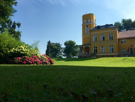 Hochzeitslocation: Blick vom See - Schloss Glowe
