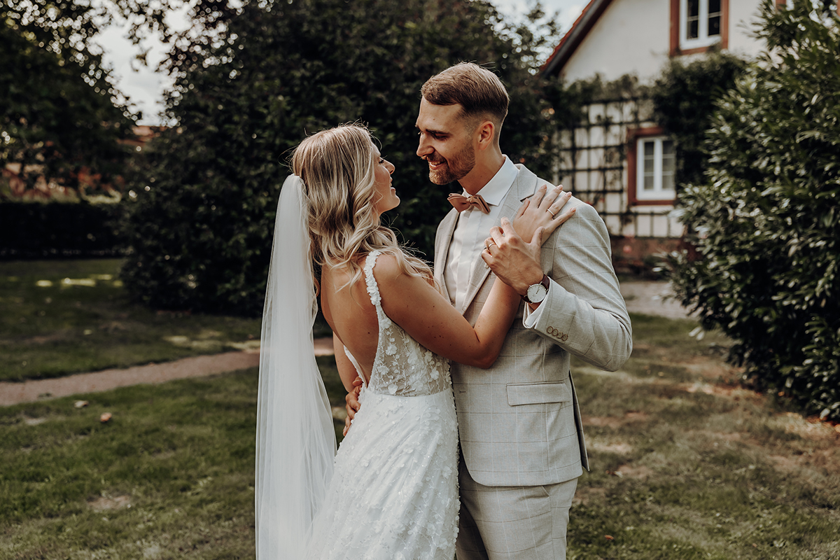 Matrimonio - Saarland - Brautpaar im Hotelgarten - Der Linslerhof