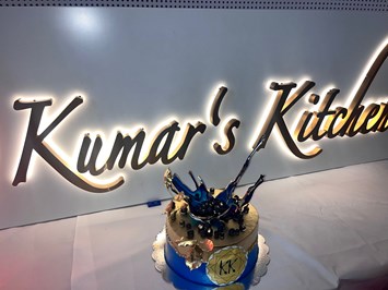 Kumar's Kitchen Angaben zu den Festsälen KK Logo + Torte
