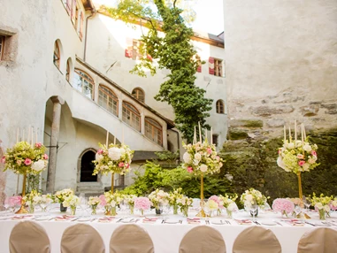 Hochzeit: Mit dem Eintritt in den Innenhof sind Sie umgeben von mittelalterlichen Mauern, die von der Vergangenheit berichten. Der idyllische Ort mit dem Georgibrunnen lädt zum kurzen Verweilen anlässlich eines Stehempfangs ein. Anschließend besteigen Sie von hier den Lift in Ihre gebuchte Räumlichkeit oder nehmen den Weg über die gotische Schneckenstiege aus der Zeit der Fieger, die über 48 Stufen bis in das zweite Stockwerk führt. - Schloss Friedberg