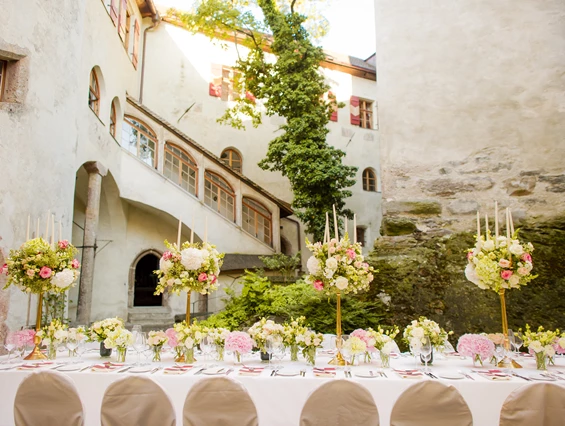 Hochzeit: Mit dem Eintritt in den Innenhof sind Sie umgeben von mittelalterlichen Mauern, die von der Vergangenheit berichten. Der idyllische Ort mit dem Georgibrunnen lädt zum kurzen Verweilen anlässlich eines Stehempfangs ein. Anschließend besteigen Sie von hier den Lift in Ihre gebuchte Räumlichkeit oder nehmen den Weg über die gotische Schneckenstiege aus der Zeit der Fieger, die über 48 Stufen bis in das zweite Stockwerk führt. - Schloss Friedberg