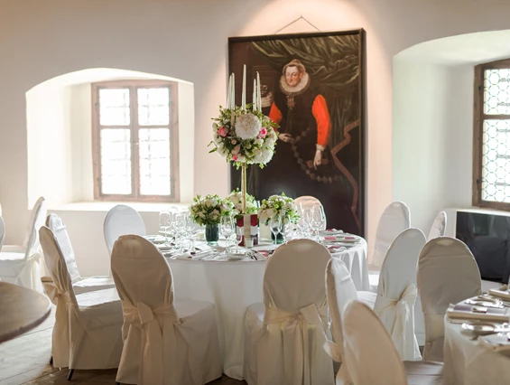 Hochzeit: Der Mitteltrakt von Schloss Friedberg mit offenem Kamin besticht durch seine besondere Raumaufteilung. Er ist sehr gut mit den vor- und nachgereihten Sälen – Freskensaal und Gotischer Knappensaal – zu verknüpfen sowie direkt vom Innenhof aus zu erreichen. Der Fiegersaal zeigt eine Porträtgalerie verschiedener Fürsten, die ein historisches Flair verleiht. - Schloss Friedberg