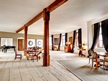 Hochzeit: Der Ausblick auf einen Gebirgszug des Karwendels und auf das zu Füßen liegende Inntal inspiriert zu neuen Ideen. Der Grafensaal bietet großes, stilvolles Ambiente in absoluter Privatheit. Die angeschlossene Media-Lounge – diskret und luxuriös – steht Ihnen mit kostenfreiem Internet-Zugang und neuester Technik zur Verfügung. Nehmen Sie Platz in den Lounge-Möbeln und feiern Sie ein erfolgreiches Meeting. Zu prickelndem Champagner, frischen Cocktails und schönen Weinen servieren Sie Ihren Gästen ein exklusives Menü nach Ihrer Wahl. Bei Anmietung des Grafensaals steht Ihnen die Media-Lounge zur Verfügung. - Schloss Friedberg