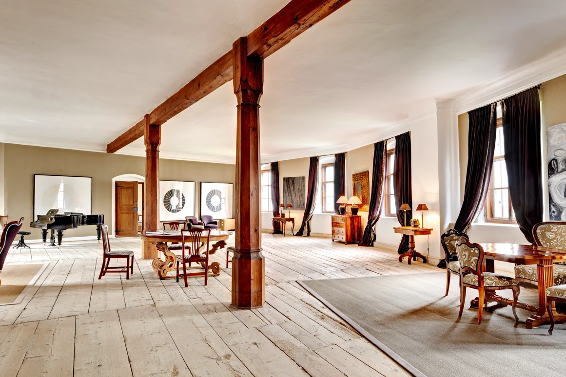 Hochzeit: Der Ausblick auf einen Gebirgszug des Karwendels und auf das zu Füßen liegende Inntal inspiriert zu neuen Ideen. Der Grafensaal bietet großes, stilvolles Ambiente in absoluter Privatheit. Die angeschlossene Media-Lounge – diskret und luxuriös – steht Ihnen mit kostenfreiem Internet-Zugang und neuester Technik zur Verfügung. Nehmen Sie Platz in den Lounge-Möbeln und feiern Sie ein erfolgreiches Meeting. Zu prickelndem Champagner, frischen Cocktails und schönen Weinen servieren Sie Ihren Gästen ein exklusives Menü nach Ihrer Wahl. Bei Anmietung des Grafensaals steht Ihnen die Media-Lounge zur Verfügung. - Schloss Friedberg