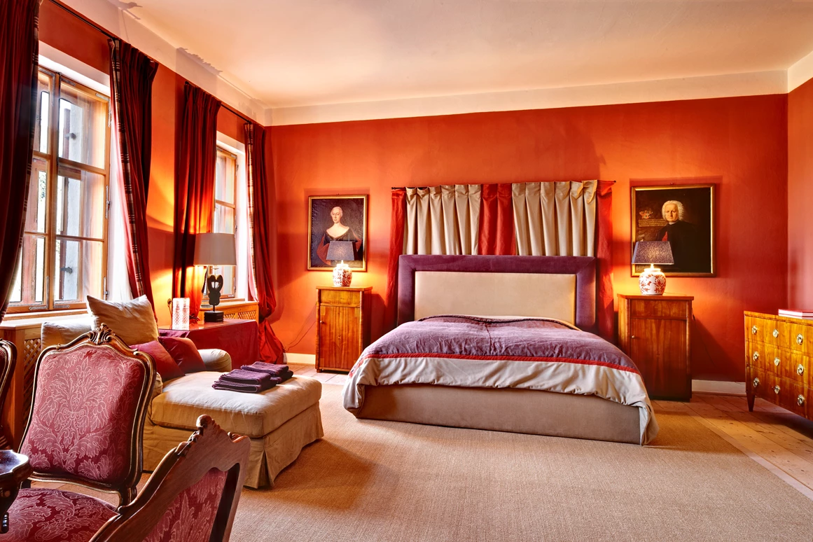 Hochzeit: Nächtigen Sie in einer einzigartigen Schloss Atmosphäre. In Gemächern, wo einst Schlossherr Hans Fieger von Friedberg residierte. 
Genießen Sie 120 m2 Ihrer Suite, welche gespickt ist mit Tradition und Geschichte, eingehüllt in einem außergewöhnlichen Stil zwischen spätgotisch, Klassik und Moderne.
Gönnen Sie sich eine unvergessliche Nacht in Ihrem historischen und großzügigen Schlafgemach. Lassen Sie sich in Ihrem eigenen über 50 m2 großen Salon kulinarisch mit einem vorzüglichen a la Carte Frühstück verwöhnen. 
Ihr großzügiges Suite-Badzimmer mit edlem Marmor lädt Sie zum Verweilen ein.
 - Schloss Friedberg