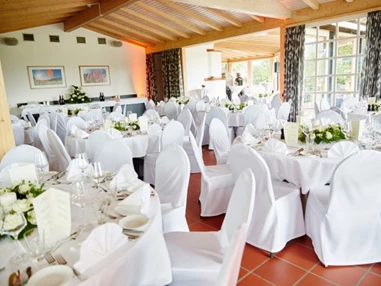 Hochzeit: Festssal ganz in weiß.... - Golf Café Restaurant
