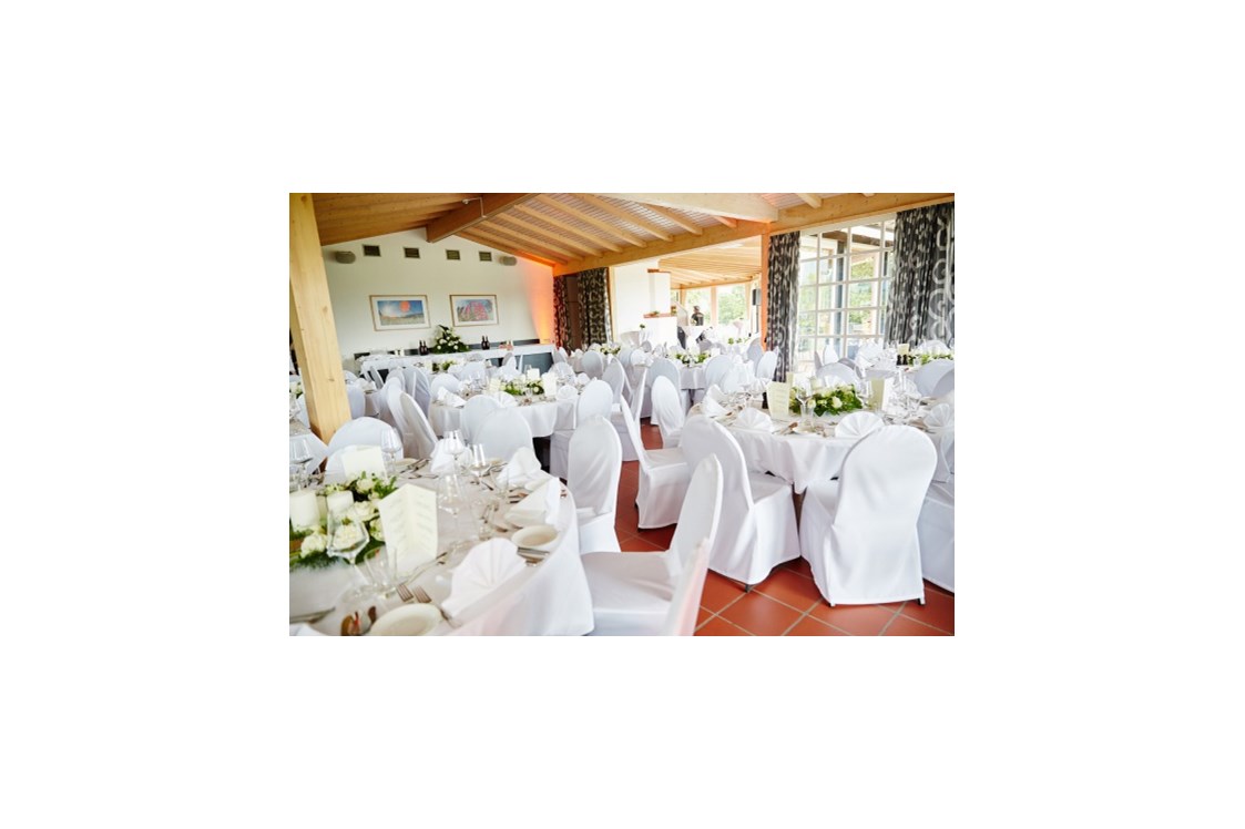 Hochzeit: Festssal ganz in weiß.... - Golf Café Restaurant