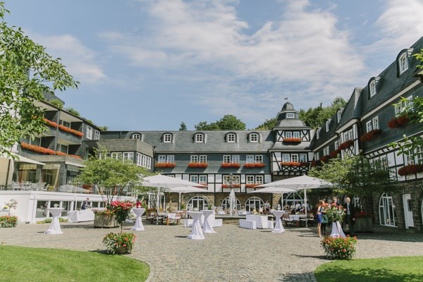 Hochzeit: Empfang im Innenhof des Hotel Deimann - Golf Café Restaurant