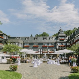 Hochzeit: Empfang im Innenhof des Hotel Deimann - Golf Café Restaurant