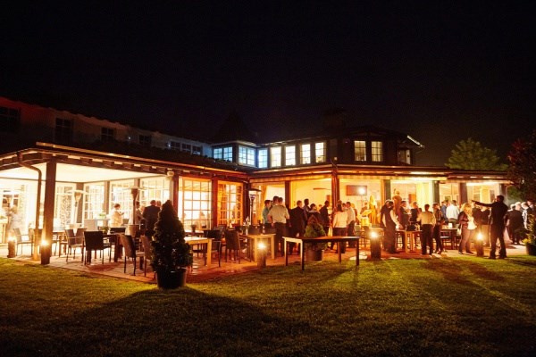 Hochzeit: ausgelassen Feiern in einer lauen Sommernacht - Golf Café Restaurant
