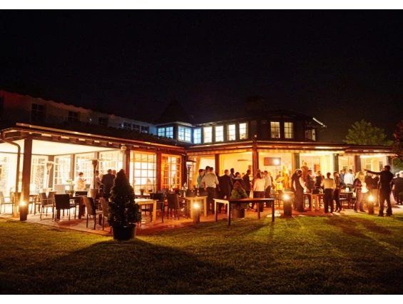 Hochzeit: ausgelassen Feiern in einer lauen Sommernacht - Golf Café Restaurant