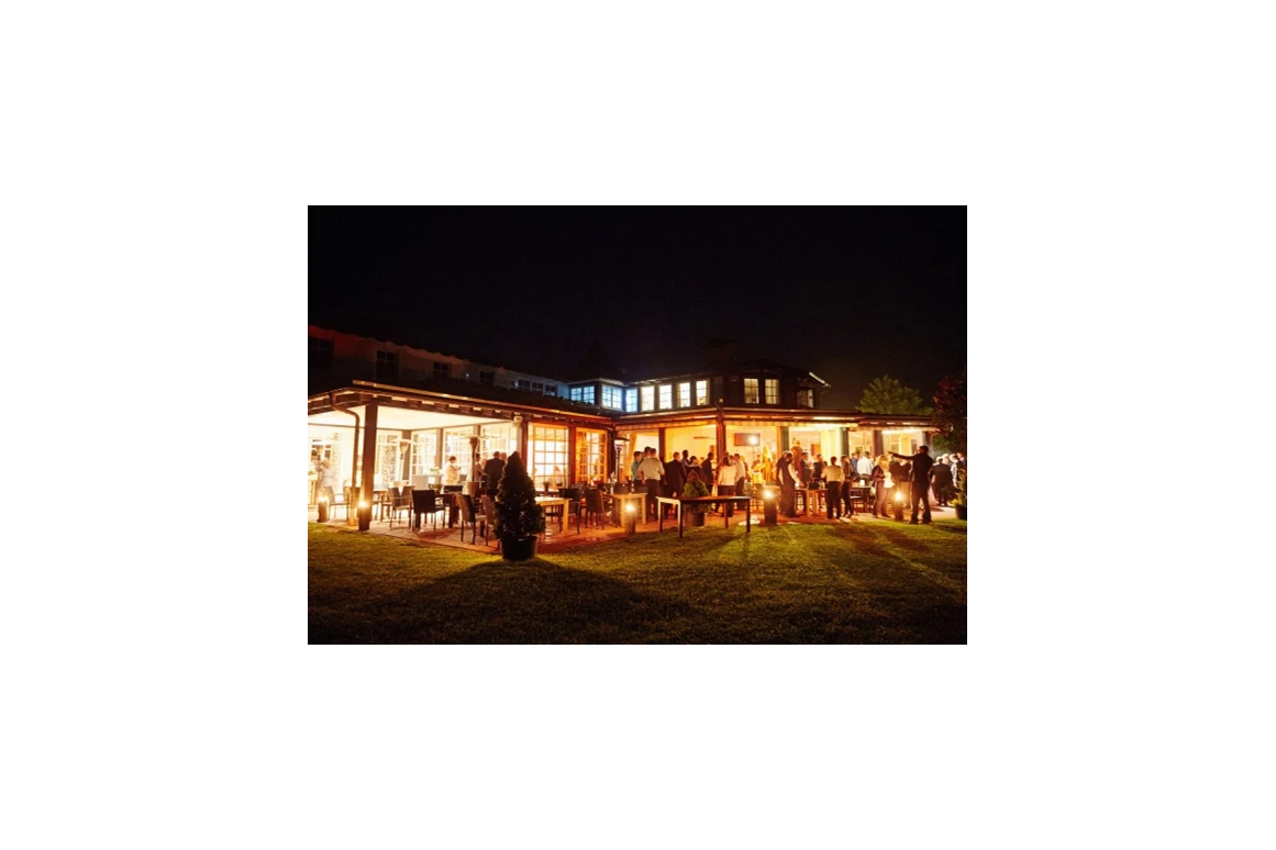 Hochzeit: ausgelassen Feiern in einer lauen Sommernacht - Golf Café Restaurant
