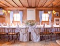 Hochzeit: Die Bauernstube bietet einen bodenständigen und schönen Rahmen für die Hochzeitstafel. - Schwaigerlehen