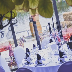 Hochzeit: Unser großzügiger Gastgarten mit direktem Blick aufs Wasser.  - Donau Restaurant - Vabene