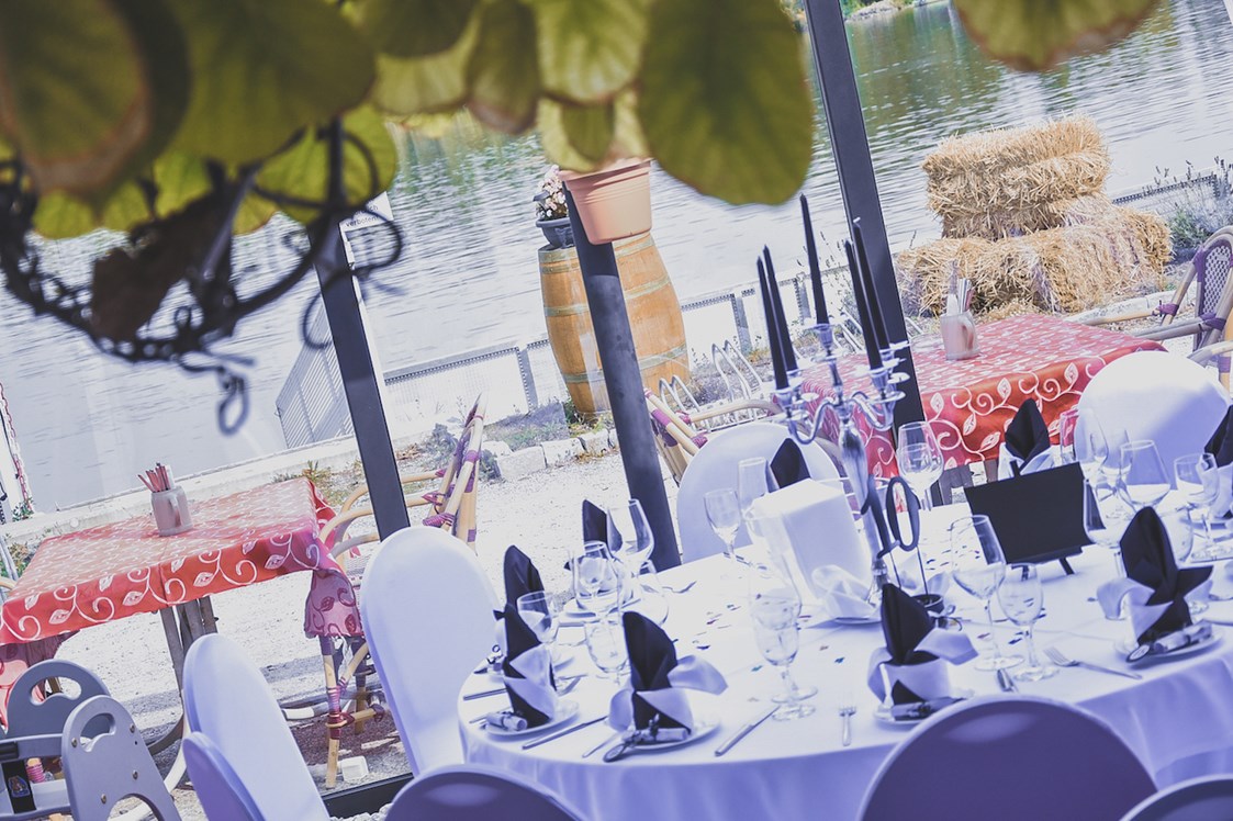 Hochzeit: Unser großzügiger Gastgarten mit direktem Blick aufs Wasser.  - Donau Restaurant - Vabene