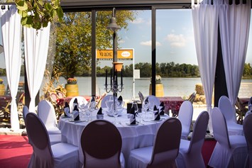 Hochzeit: Der Blick vom Festsaal des Restaurant Vabene (1020 Wien) auf die Donau. - Donau Restaurant - Vabene