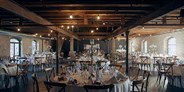 Hochzeit - Ludwigshafen am Rhein - Der Festsaal hat nahezu komplett seine rustikale und industrielle Anmutung behalten und wurde liebevoll restauriert. Die Holzdecke harmoniert perfekt mit den alten Sprossenfenstern. - Eichenstolz