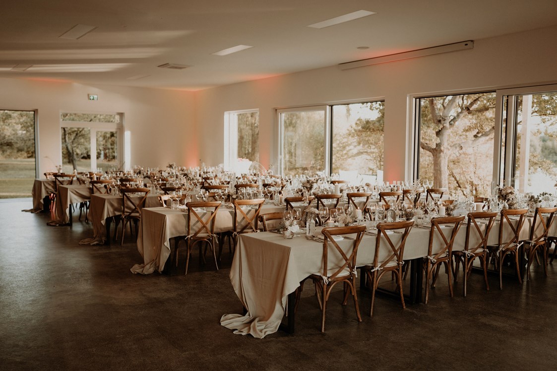 Hochzeit: Der Innenbereich bestuhlt  - Seehaus Forst