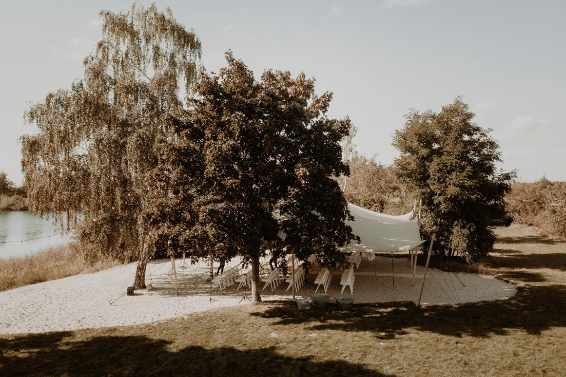 Hochzeitslocation: Das absolute Highlight der Eventlocation ist der Beachbereich inklusive Zelt. Der Blick über den 100.000 qm großen See bietet eine spektakuläre Kulisse für jedes Event – ob Freie Trauung oder ein geselliges Get Together. - Seehaus Forst