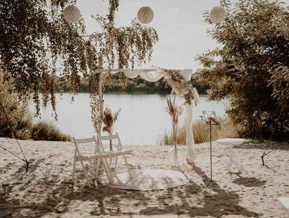 Hochzeitslocation: Die traumhafte Wiese mit Blick auf den See bietet hierfür die perfekte Kulisse für eine Trauung am Strand. Allein der wunderschöne Weg zur Trauung schafft einmalige Momente für das Brautpaar und ihre Gäste. - Seehaus Forst