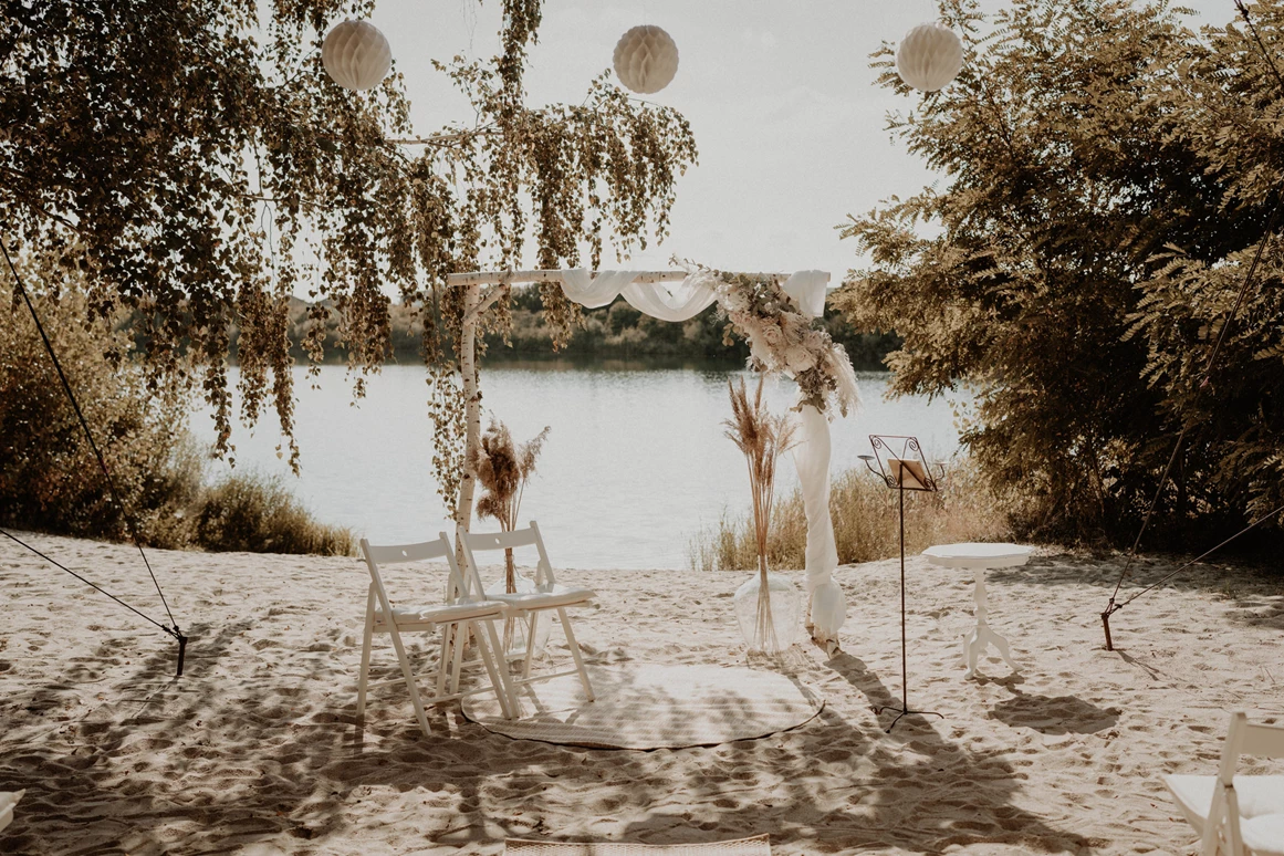 Hochzeitslocation: Die traumhafte Wiese mit Blick auf den See bietet hierfür die perfekte Kulisse für eine Trauung am Strand. Allein der wunderschöne Weg zur Trauung schafft einmalige Momente für das Brautpaar und ihre Gäste. - Seehaus Forst