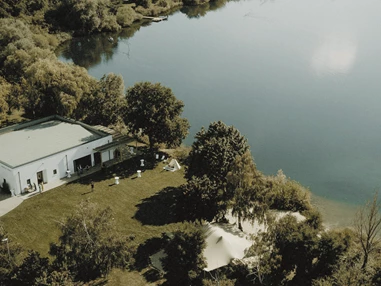 Hochzeitslocation: Die neu erbaute Eventlocation Seehaus Forst ist im Raum Heidelberg und Karlsruhe der ideale Ort für Hochzeiten, Firmenfeiern, Sommerfeste und Weihnachtsfeiern direkt am Wasser. Mit einer Fläche von über 200 qm verzaubert das Seehaus Forst mit einen faszinierenden Rundumblick über den See und die Natur. Der im Bauhausstil gebaute Veranstaltungssaal bietet eine wunderschöne Kulisse für Veranstaltungen mitten im Grünen. - Seehaus Forst