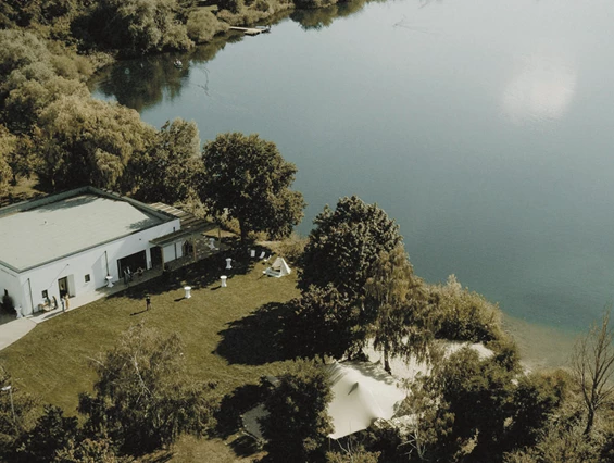 Hochzeitslocation: Die neu erbaute Eventlocation Seehaus Forst ist im Raum Heidelberg und Karlsruhe der ideale Ort für Hochzeiten, Firmenfeiern, Sommerfeste und Weihnachtsfeiern direkt am Wasser. Mit einer Fläche von über 200 qm verzaubert das Seehaus Forst mit einen faszinierenden Rundumblick über den See und die Natur. Der im Bauhausstil gebaute Veranstaltungssaal bietet eine wunderschöne Kulisse für Veranstaltungen mitten im Grünen. - Seehaus Forst