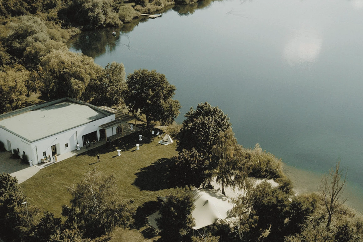 Hochzeitslocation: Die neu erbaute Eventlocation Seehaus Forst ist im Raum Heidelberg und Karlsruhe der ideale Ort für Hochzeiten, Firmenfeiern, Sommerfeste und Weihnachtsfeiern direkt am Wasser. Mit einer Fläche von über 200 qm verzaubert das Seehaus Forst mit einen faszinierenden Rundumblick über den See und die Natur. Der im Bauhausstil gebaute Veranstaltungssaal bietet eine wunderschöne Kulisse für Veranstaltungen mitten im Grünen. - Seehaus Forst