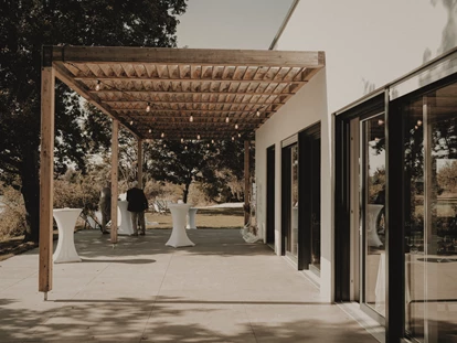 Bruiloft - Wiesloch - Die elegante und moderne Terrasse ist mit ihrer Pergola eines der vielen Highlights. Mit unserer Sitzlounge und einen wunderschönen Ausblick auf den See lädt sie zum Entspannen ein. - Seehaus Forst