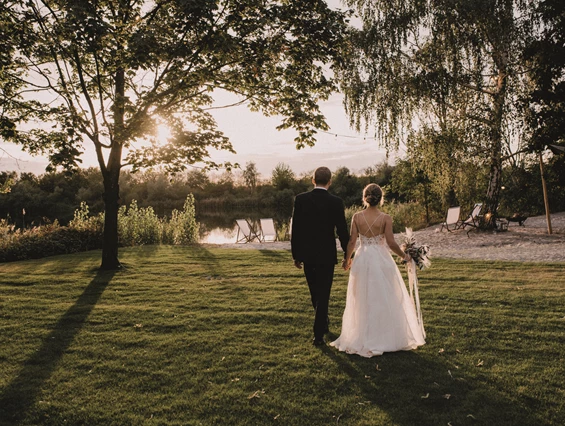 Hochzeitslocation: Immer mehr Hochzeitspaare nutzen das Angebot einer freien Trauung. Hierbei haben Sie den besonderen Vorteil, dass Ihre Trauung und die anschließende Feier direkt bei der Hochzeitslocation stattfinden kann und dadurch ein reibungsloser Ablauf gewährleistet wird.  - Seehaus Forst