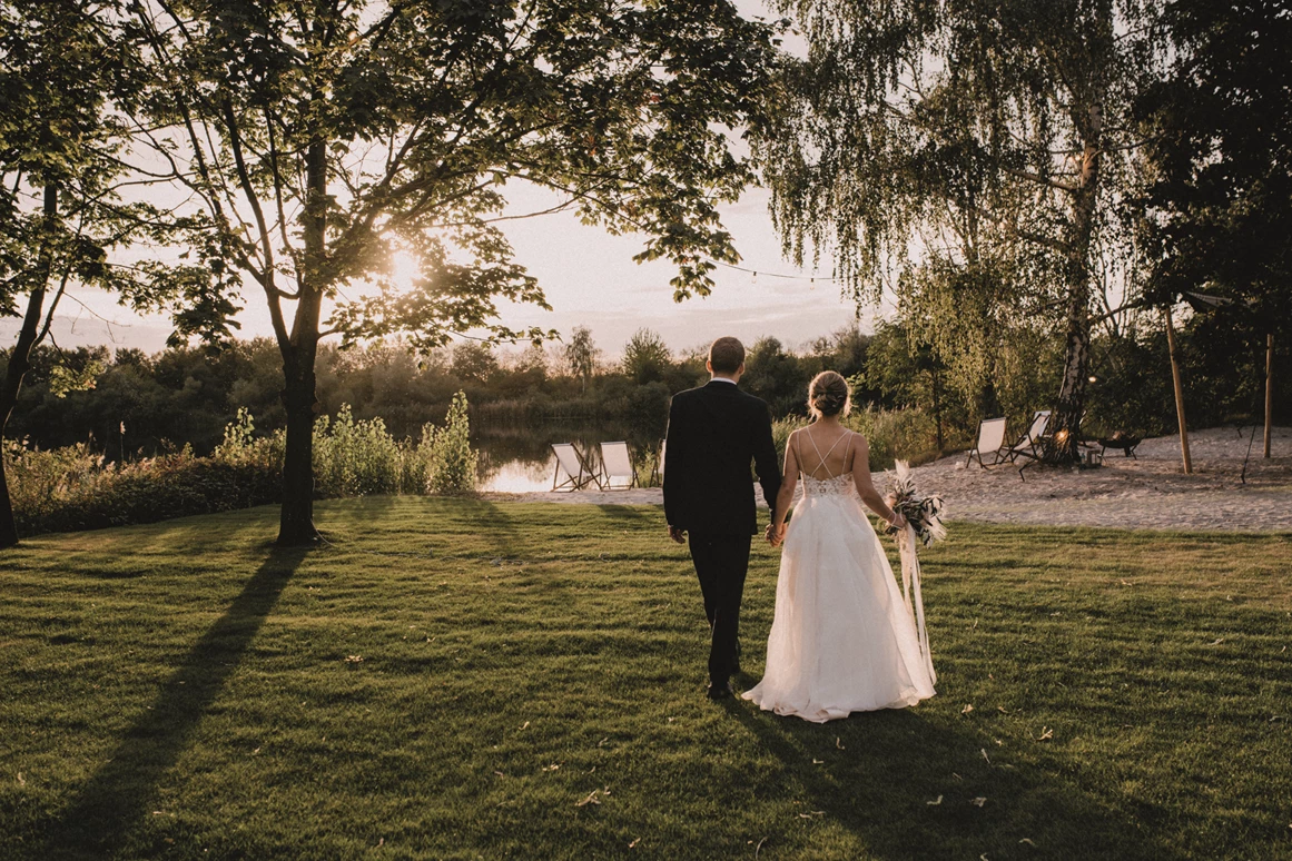 Hochzeitslocation: Immer mehr Hochzeitspaare nutzen das Angebot einer freien Trauung. Hierbei haben Sie den besonderen Vorteil, dass Ihre Trauung und die anschließende Feier direkt bei der Hochzeitslocation stattfinden kann und dadurch ein reibungsloser Ablauf gewährleistet wird.  - Seehaus Forst