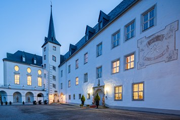 Hochzeit: Außenansicht Schlossgebäude - Schlosshotel PURSCHENSTEIN