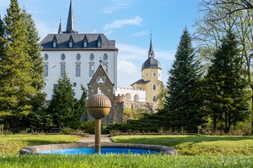 Hochzeit: Außenansicht Schlossgebäude vom Gaten aus. - Schlosshotel PURSCHENSTEIN