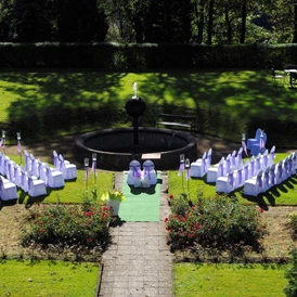 Hochzeit: Freie Trauung am Brunnen - Schlosshotel PURSCHENSTEIN
