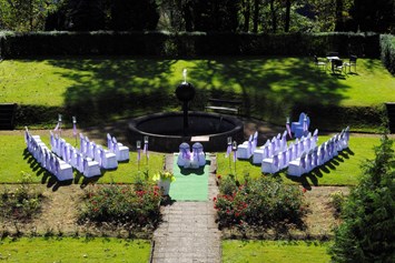 Hochzeit: Freie Trauung am Brunnen - Schlosshotel PURSCHENSTEIN